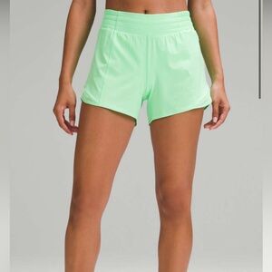 Lululemon Hotty Hot High-Rise Lined Short 4"
Pistachio Size 8 - excellent used